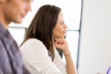 Mutlu girişimci veya serbest meslek sahibi bir ofis veya ev içinde