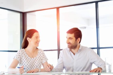 İki genç iş adamları Office görüntü