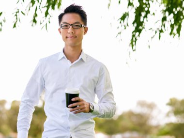 Adam bir parkta bir kahve molası