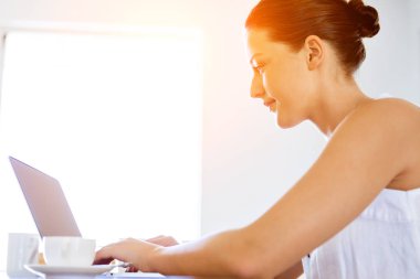 Onu laptop çalışan genç güzel kadın