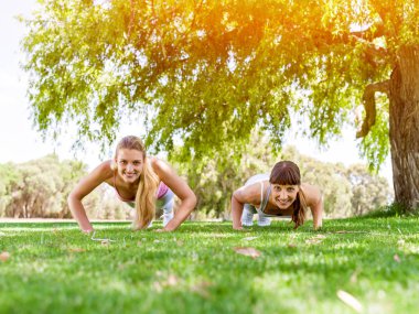 Genç kadın parkta egzersiz