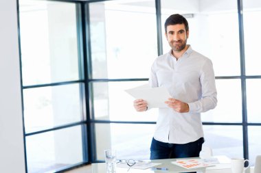 Ofiste duran genç beyaz iş adamı