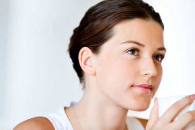 Çay veya kahve evde olan mutlu kadın