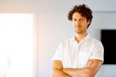 Zeki bir genç adam mutfakta ayakta portresi