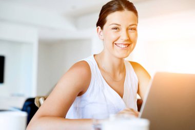 Onu laptop çalışan genç güzel kadın