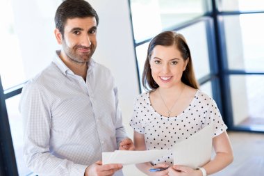 İki genç iş adamları Office görüntü