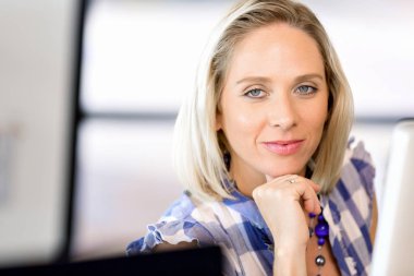 Mutlu girişimci veya serbest meslek sahibi bir ofis veya ev içinde