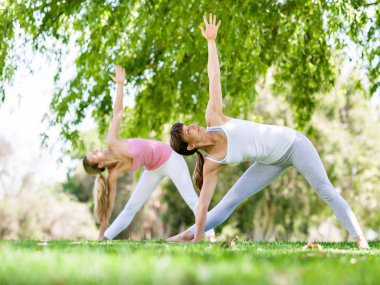 Genç kadın parkta egzersiz