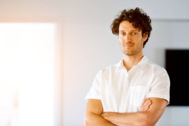 Zeki bir genç adam mutfakta ayakta portresi