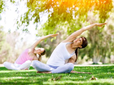 Genç kadın parkta egzersiz