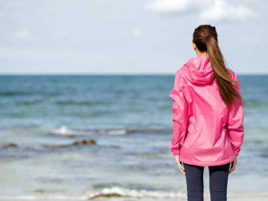 Atletik kadın spor giyim daimi deniz kenarında