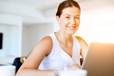 Onu laptop çalışan genç güzel kadın