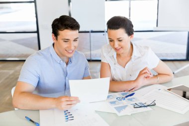 İki genç iş adamları Office görüntü