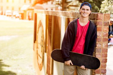 Açık havada kaykay ayakta ile genç çocuk