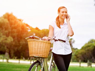 Bisiklet Park telefonla konuşmak güzel genç sarışın kadınla