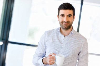 Ofiste bir kupa genç işadamı