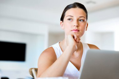 Onu laptop çalışan genç güzel kadın