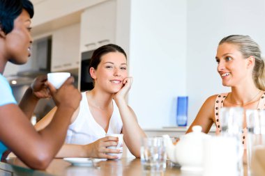 Söz ve kahve ve çay içme mutlu arkadaşlar