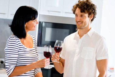 portre birkaç sahip bir kadeh kırmızı şarap