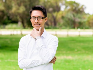 Parkta onun mola sırasında genç mutlu ve başarılı iş adamı