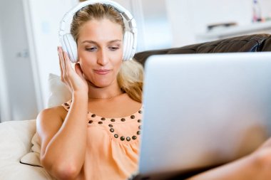 Onu laptop çalışan genç güzel kadın