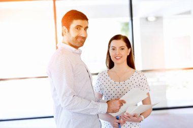 İki genç iş adamları Office görüntü