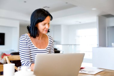 güzel bir kadın onu laptop çalışma