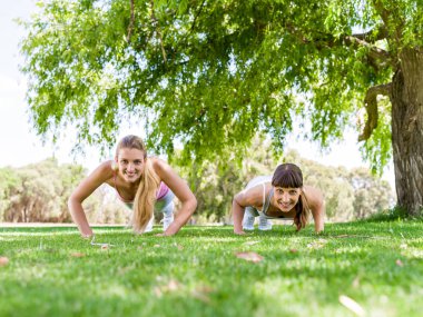 Genç kadın parkta egzersiz