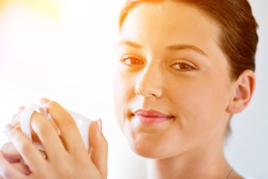 Çay veya kahve evde olan mutlu kadın