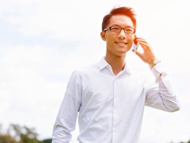 Parkta onun mola sırasında genç mutlu ve başarılı iş adamı