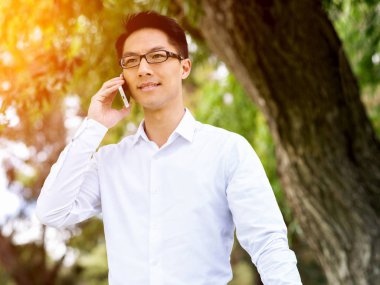 Parkta onun mola sırasında genç mutlu ve başarılı iş adamı