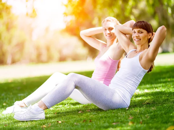 Fiatal nők gyakorolják a parkban — Stock Fotó