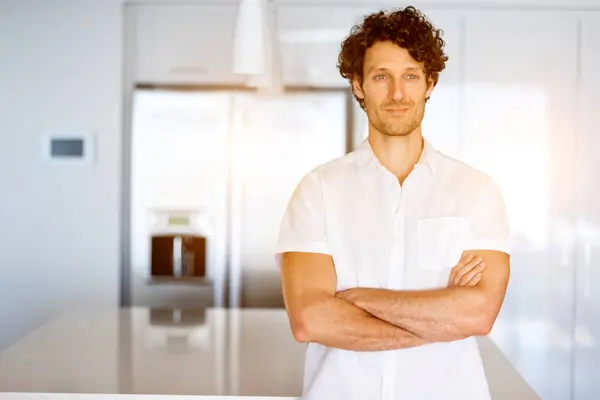 Porträt eines smarten jungen Mannes in der Küche — Stockfoto