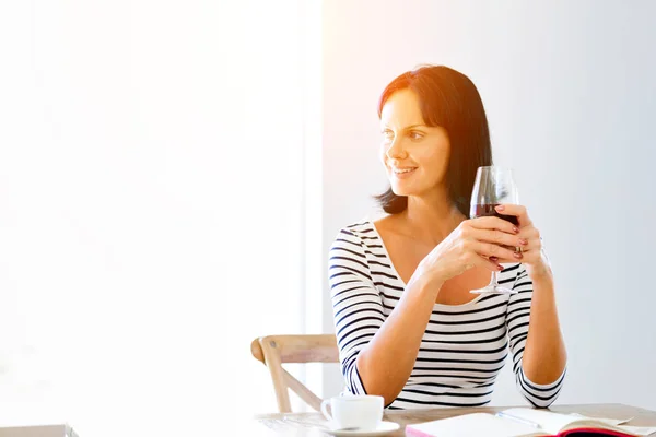 Belle jeune femme tenant un verre avec du vin rouge — Photo
