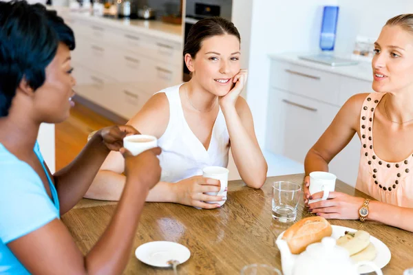 Fröhliche Freunde, die miteinander reden und Kaffee und Tee trinken — Stockfoto