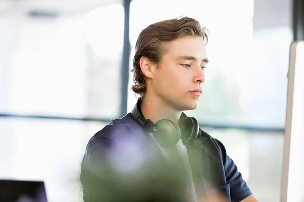 Hombre de negocios guapo trabajando en la computadora — Foto de Stock