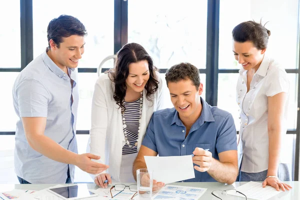 Grupo de jóvenes empresarios felices en una reunión — Foto de Stock