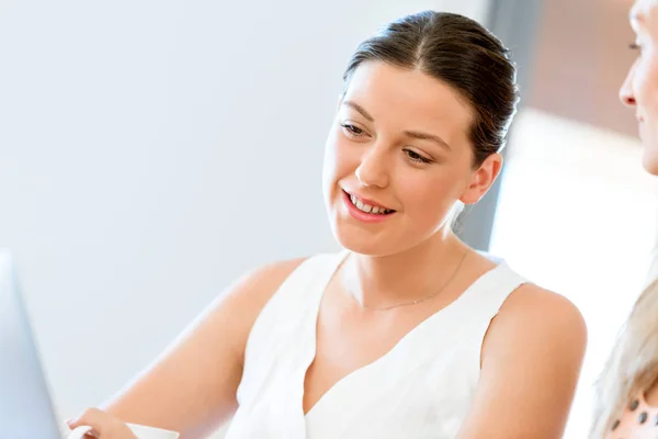 Schönes Frauenporträt drinnen — Stockfoto