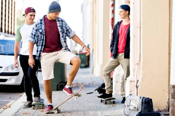 Amigos adolescentes caminando por la calle con patinetas —  Fotos de Stock