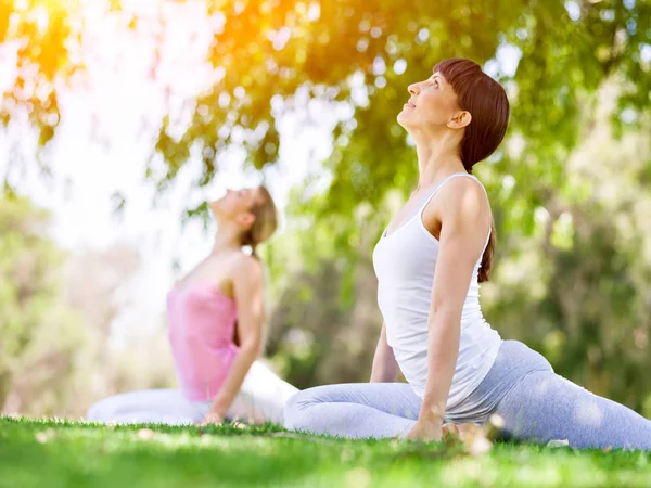 Mujeres jóvenes haciendo ejercicio en el parque — Foto de Stock