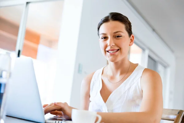 Joven hermosa mujer trabajando en su computadora portátil —  Fotos de Stock