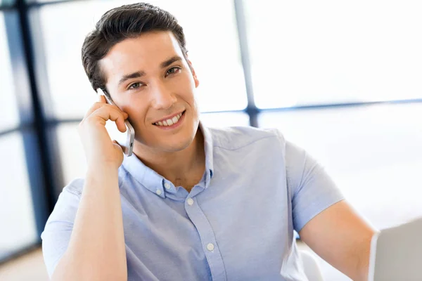 Zelfverzekerde jonge man in slimme vrijetijdskleding bedrijf telefoon — Stockfoto