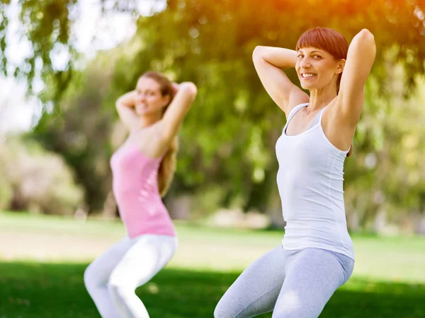 Jeunes femmes faisant de l'exercice dans le parc — Photo