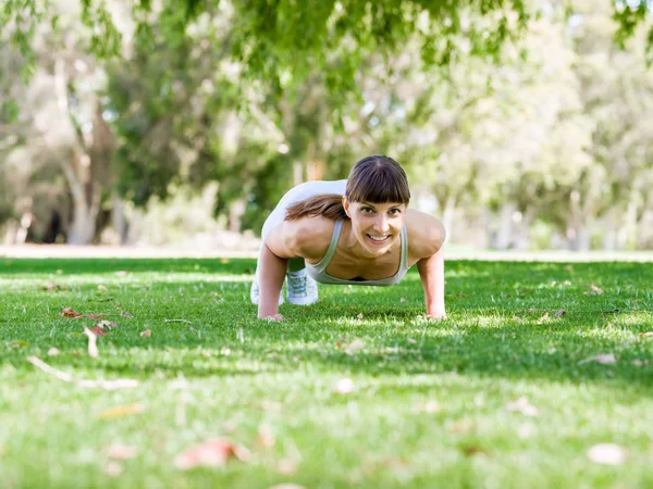 Young woman exercising in the park — Stock Photo, Image