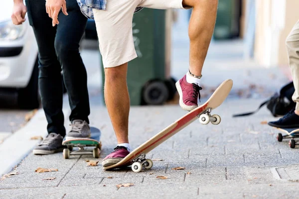 Skateboarden op straat — Stockfoto
