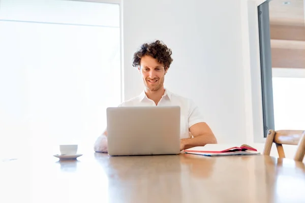 Man som arbetar på bärbar dator hemma — Stockfoto