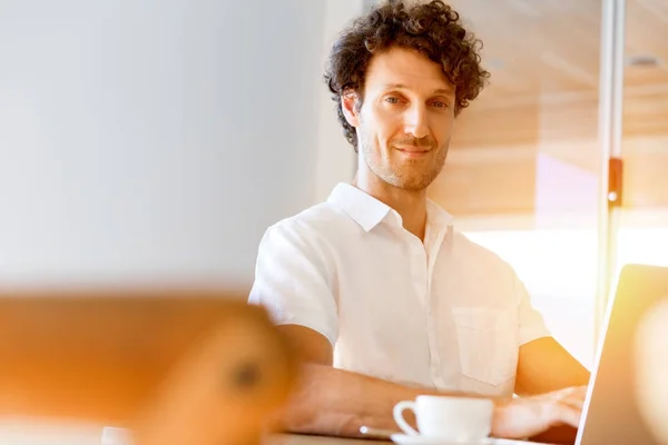 Man die thuis aan laptop werkt — Stockfoto