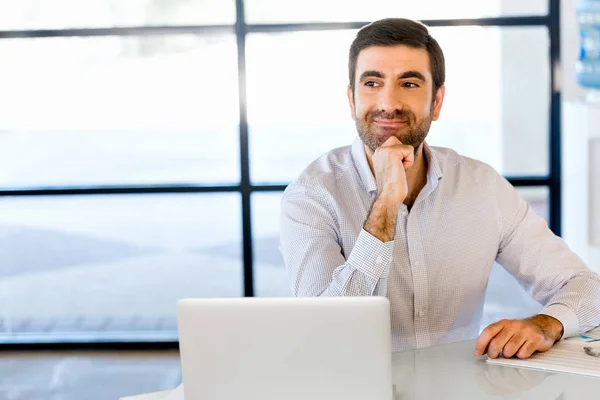 Homme d'affaires pensif au bureau — Photo