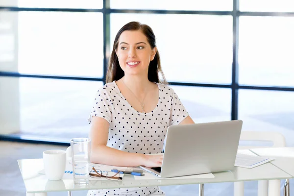 Porträtt av affärskvinna som arbetar på dator i office — Stockfoto