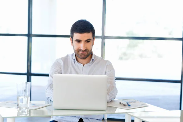 Handsome businessman working at computer — Stock Photo, Image